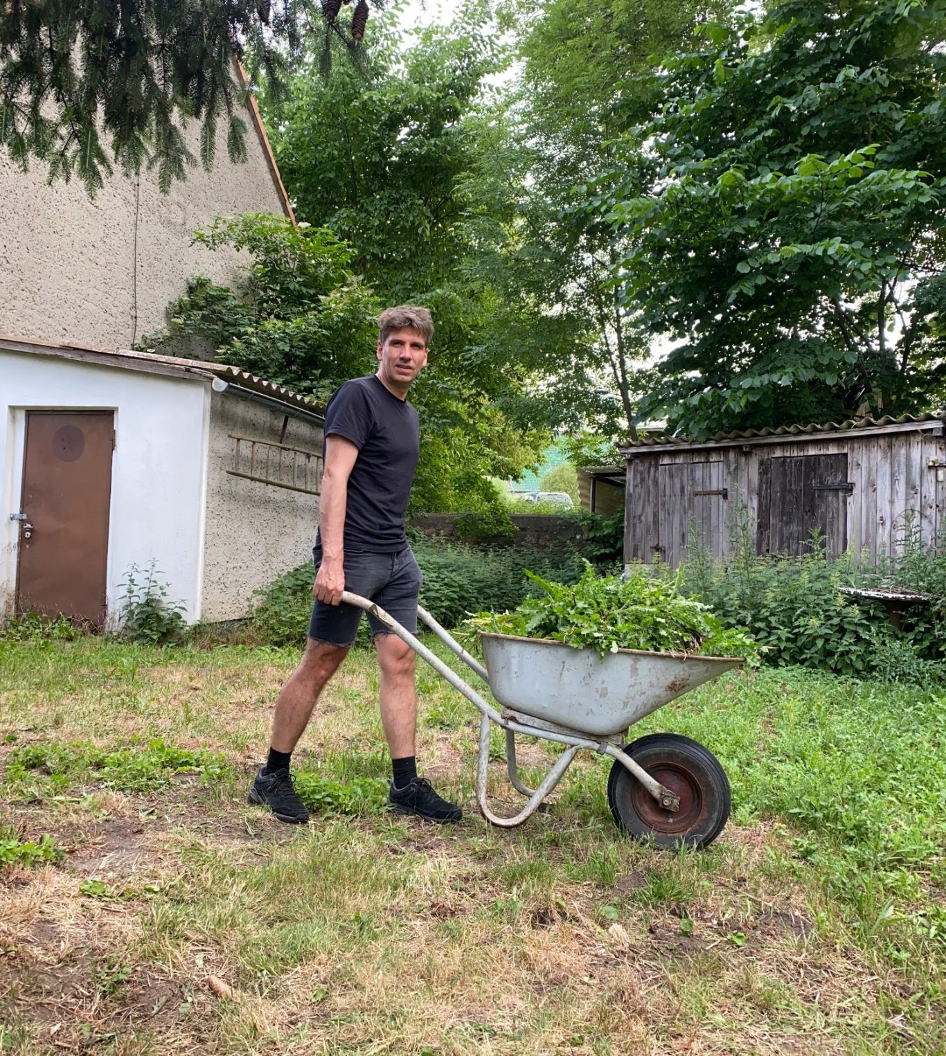 Markus Tiarks im Garten des Nosse Kulturtreffs in Nossendorf.